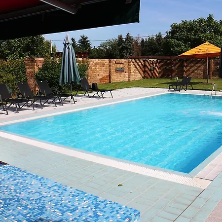 马本潘左伊住宿加早餐旅馆 Hegykő